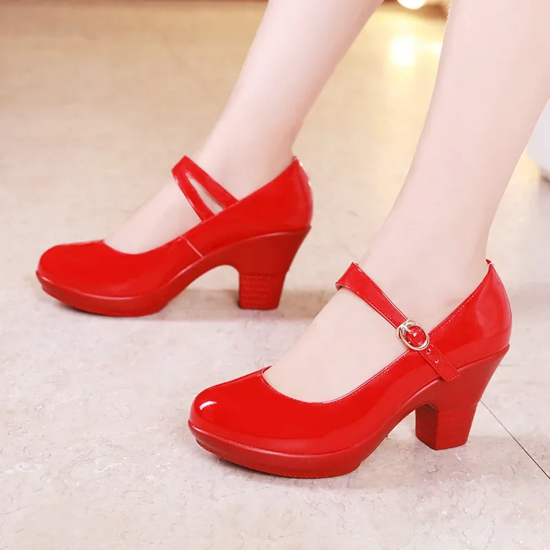 Small Size 32-43 Medium Block  – Patent Leather Pump Bewertung und Preis