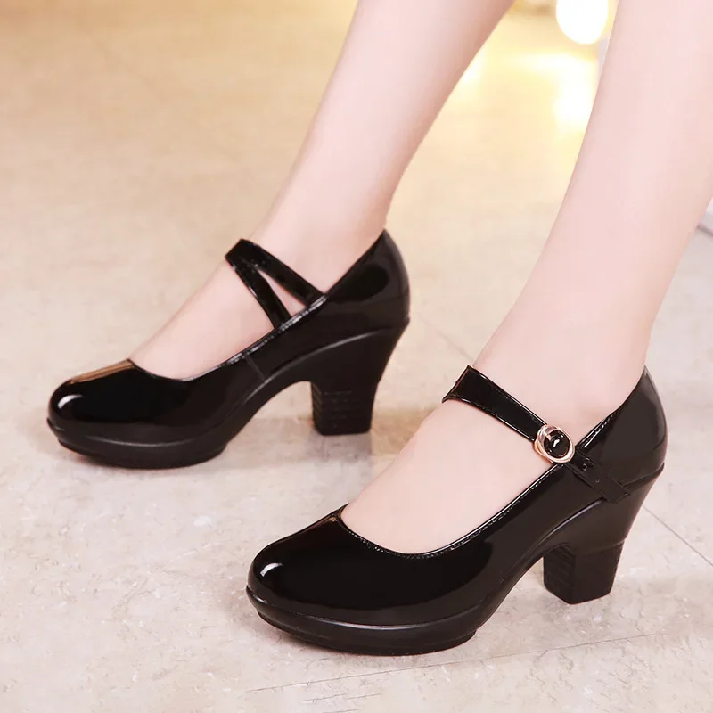Small Size 32-43 Medium Block  – Patent Leather Pump Bewertung und Preis