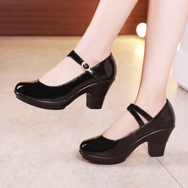 Small Size 32-43 Medium Block  – Patent Leather Pump Bewertung und Preis